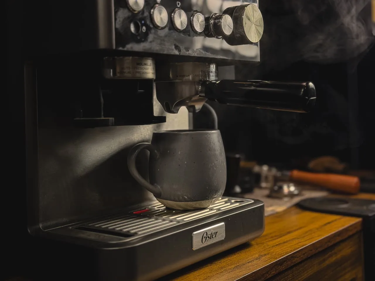 Máquina de café preparando una taza en Gianpiert Barbería & Coffee