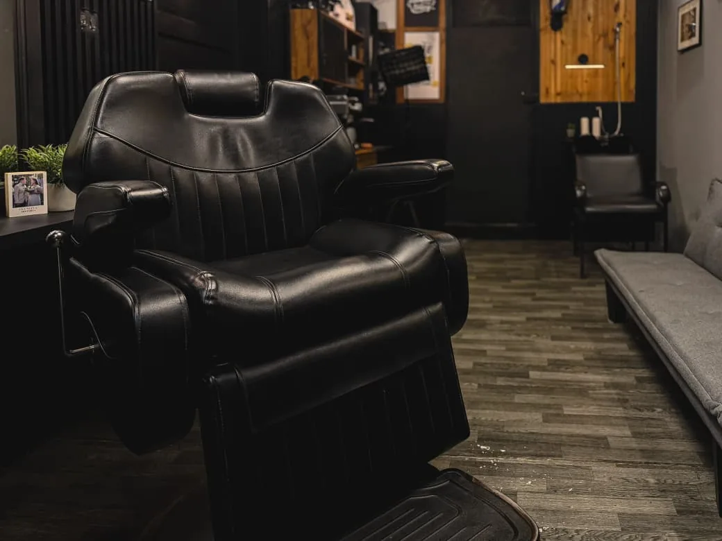 Interior de Gianpiert Barbería & Coffee con silla principal y ambiente premium