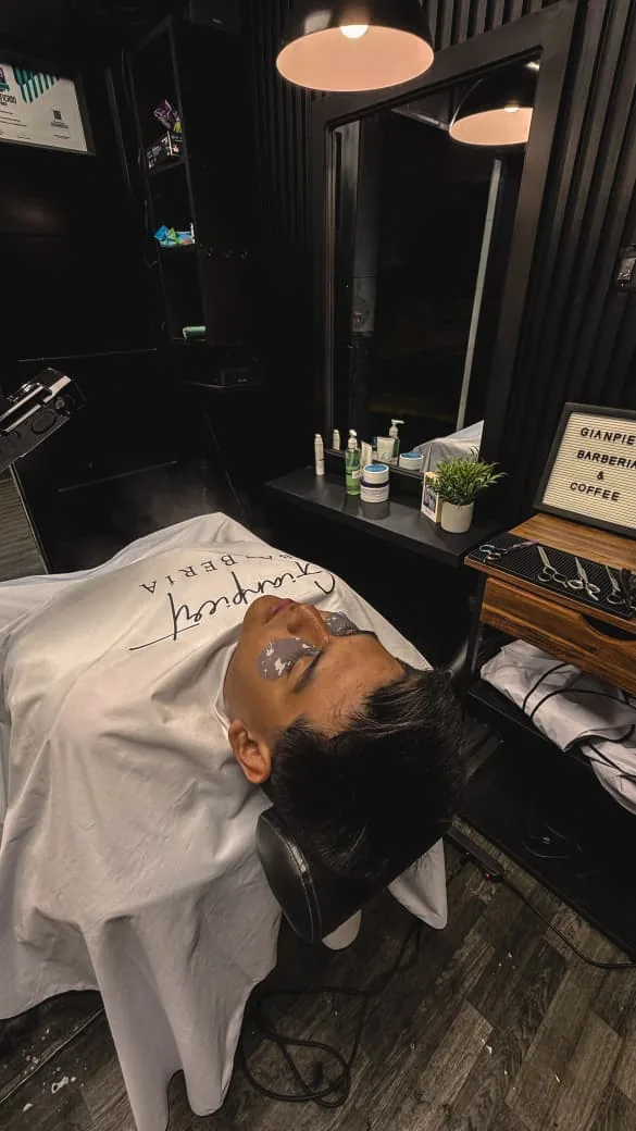 Servicio facial en ambiente de barbería