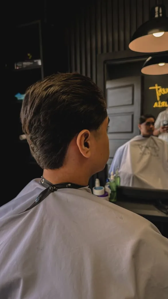 Cliente en atención frente al espejo en Gianpiert Barbería