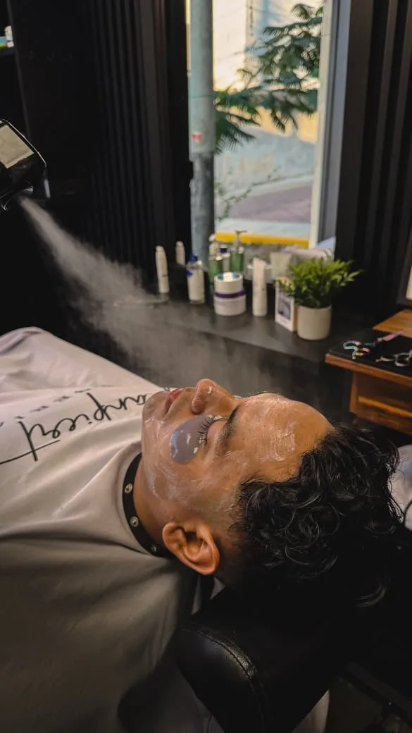 Herramientas profesionales de barbería sobre estación de trabajo