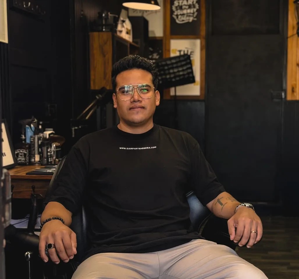 Gianpiert sentado en su barbería