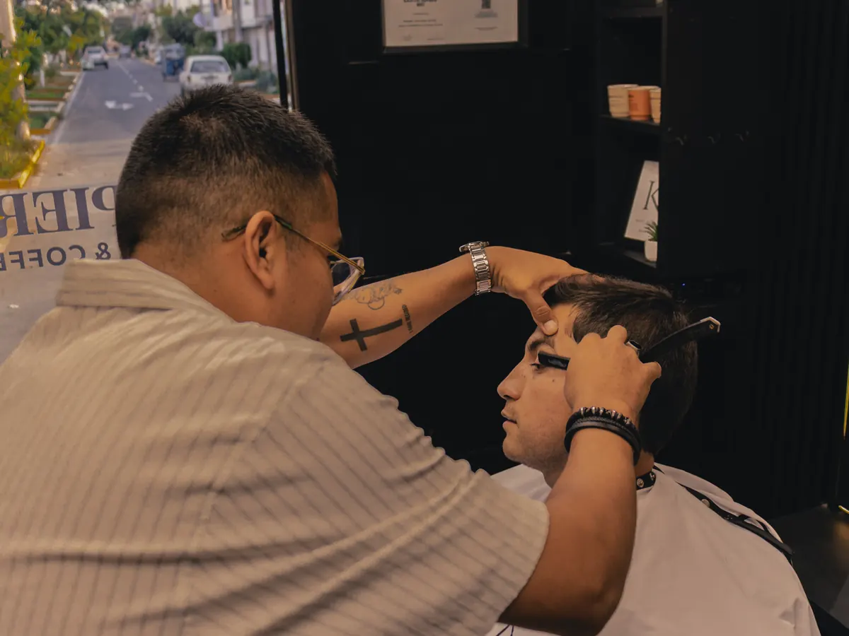 Gianpiert perfilando el contorno del cabello con navaja