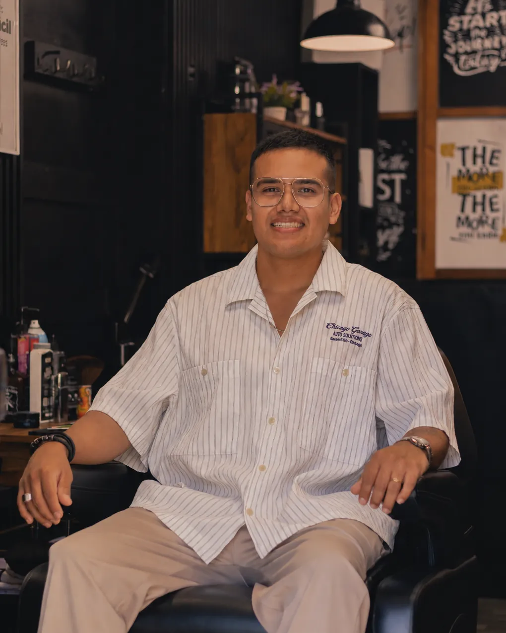 Gianpiert sentado en su barbería